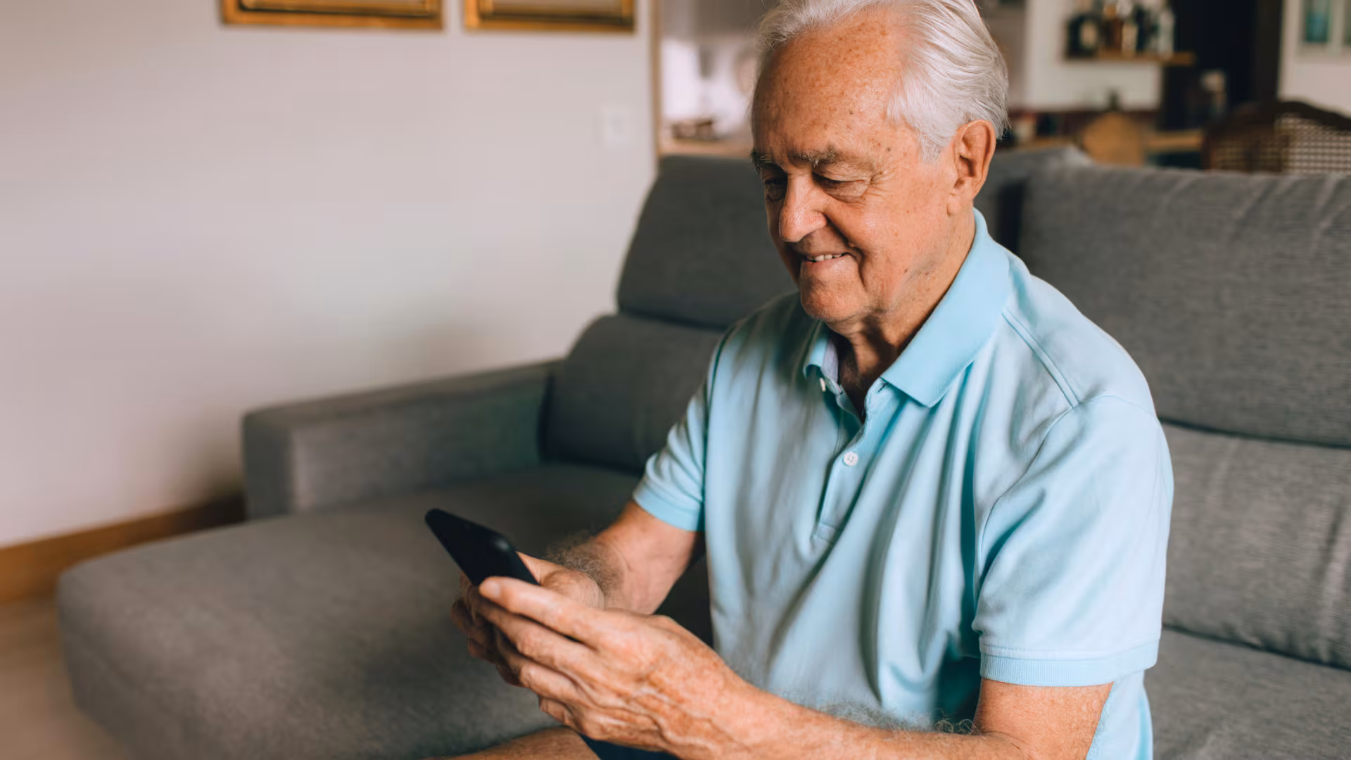 Curso gratuito enseña a personas adultas mayores a usar SINPE y la banca digital en todo el país