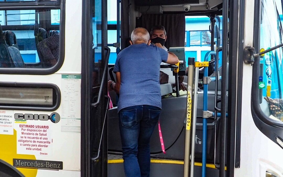 Adultos mayores enfrentan múltiples barreras en el transporte público
