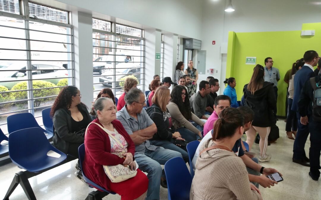 Citas que nunca llegan: las listas de espera en la salud pública y su impacto en las personas adultas mayores