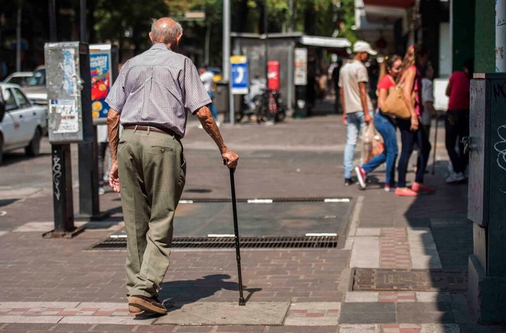 Las barreras que persisten: Adultos mayores con discapacidad aún enfrentan exclusión pese a la Ley 7600