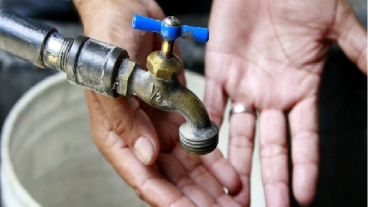 Cobros injustificados del AyA golpean con fuerza a personas mayores con pensiones mínimas.  Un error en la aplicación de la nueva estructura tarifaria provocó aumentos de hasta un 2.700 % en el recibo de agua de más de 39 000 servicios. Las personas adultas mayores con ingresos limitados están entre las más afectadas.