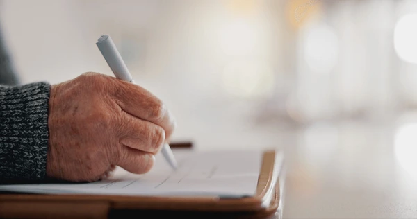 Leer y escribir a mano: gimnasia mental para una vejez activa