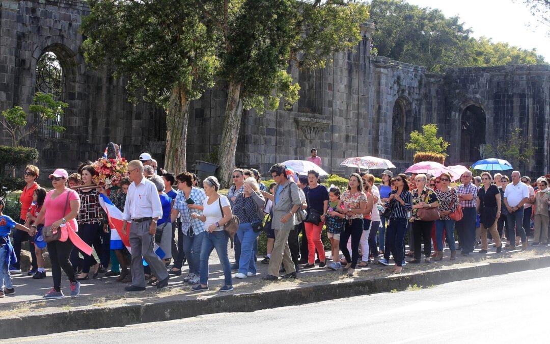Adultos mayores caminan hacia La Negrita y hacia sí mismos: una romería marcada por la gerotrascendencia