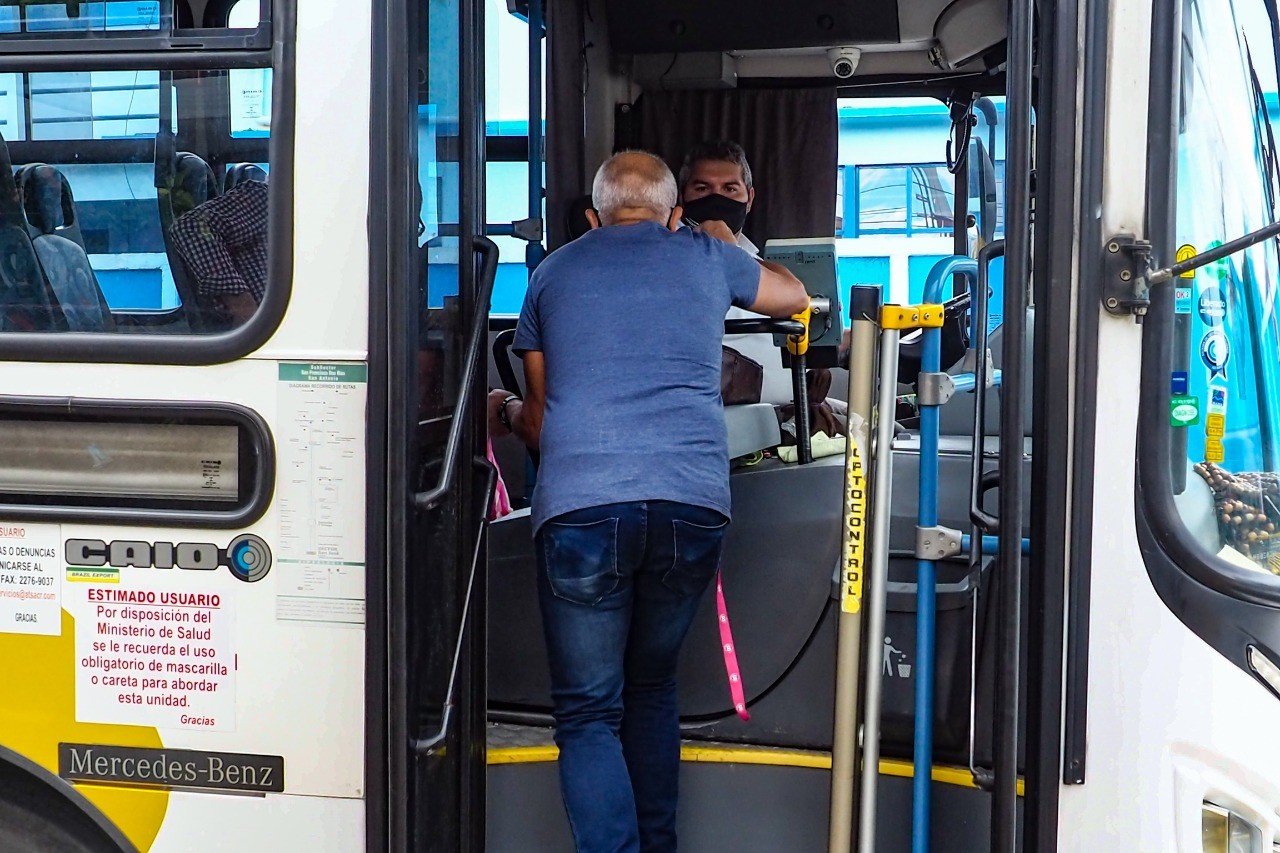 66 mil adultos mayores quedarán sin servicio de buses: el derecho a la movilidad nuevamente en riesgo