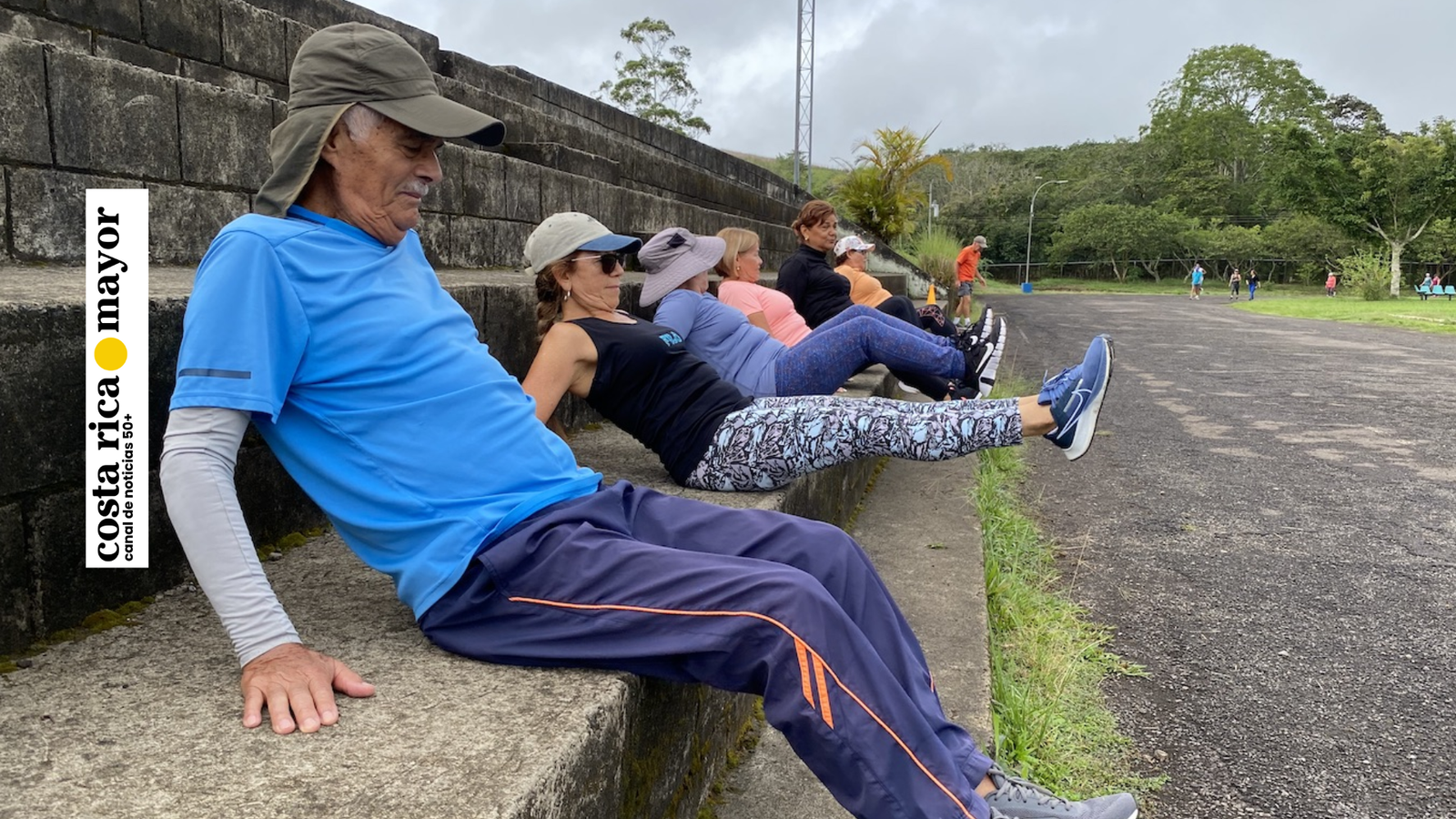 ¿Puedes levantarte del suelo sin apoyo? Una prueba sencilla que puede anticipar tu salud y longevidad