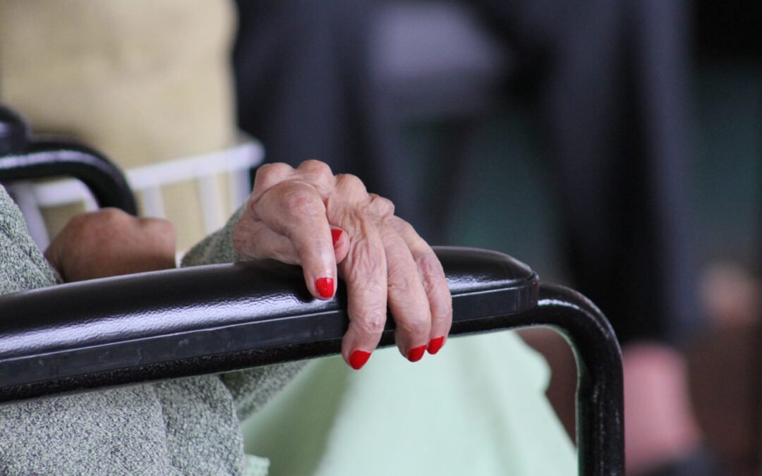 Cuando la familia administra… pero también abusa: cómo denunciar violencia patrimonial contra personas adultas mayores