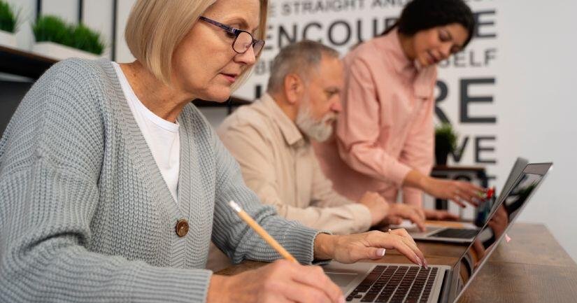 Seguir vigentes después de los 50 en Costa Rica: cómo actualizar el currículum, fortalecer habilidades y aprender Inteligencia Artificial para el mercado laboral actual