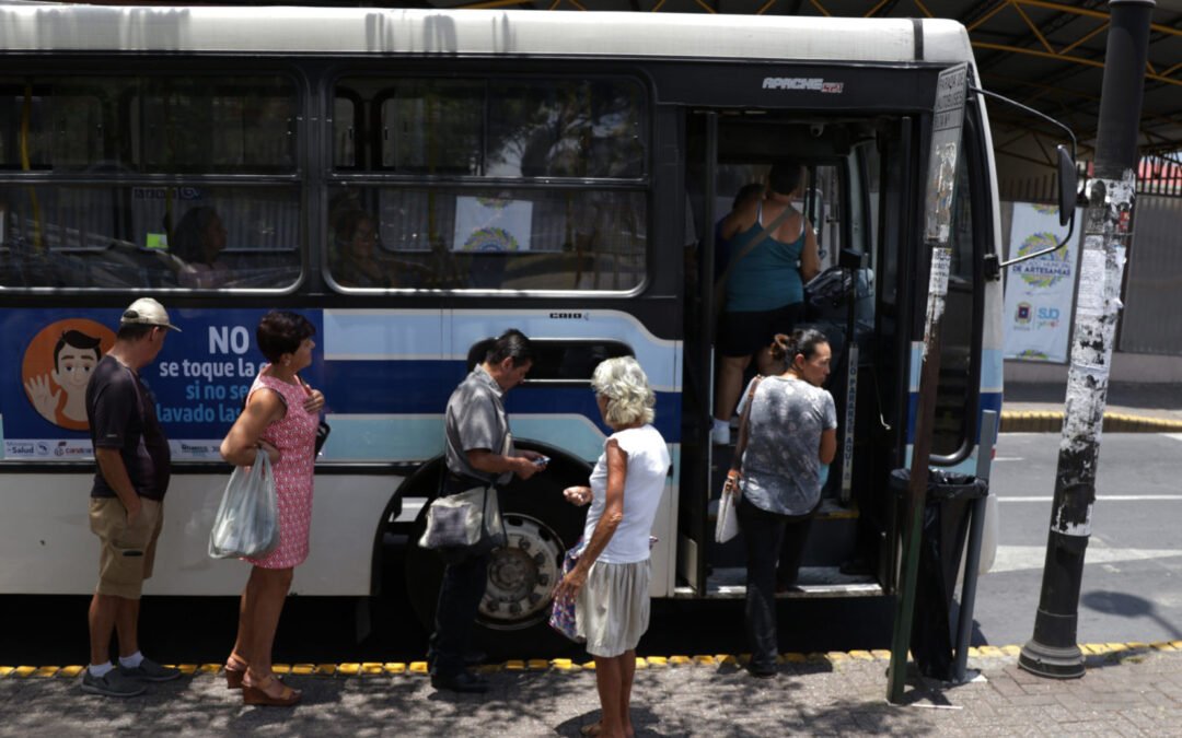 Sin rutas, sin movilidad: El cierre de servicios de bus deja a personas adultas mayores aisladas