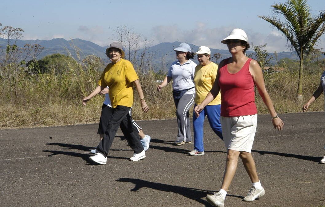 Caminar más en la vejez puede alargar la vida: estudio revela beneficios clave para personas mayores