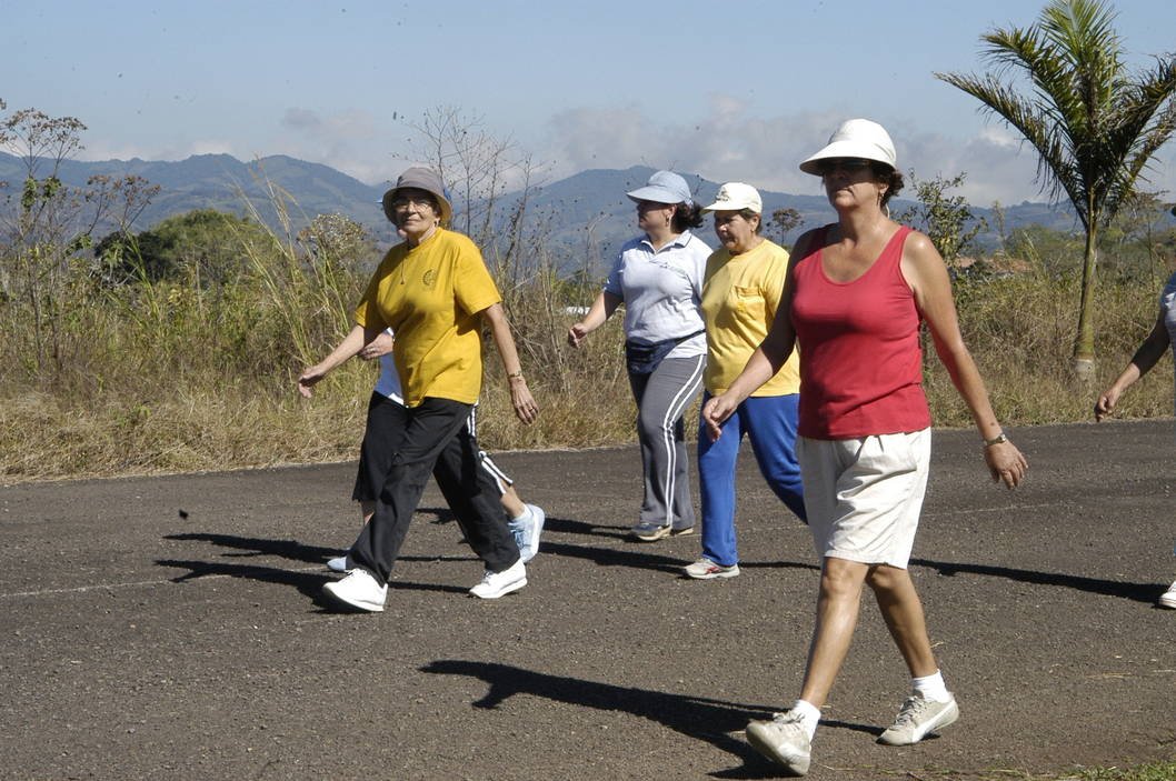 Caminar más en la vejez puede alargar la vida: estudio revela beneficios clave para personas mayores