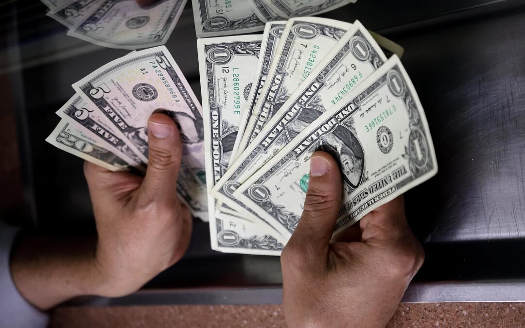 El dólar baja de ₡500: ¿cómo impacta el tipo de cambio a las personas adultas mayores en Costa Rica?