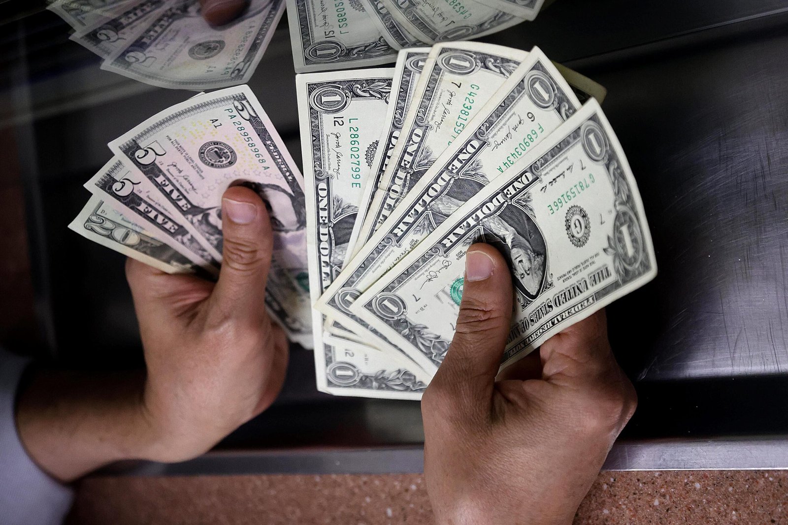 El dólar baja de ₡500: ¿cómo impacta el tipo de cambio a las personas adultas mayores en Costa Rica?