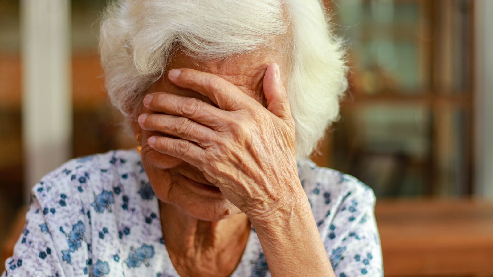 El estrés envejece el cerebro: la amenaza silenciosa que impacta a las personas mayores