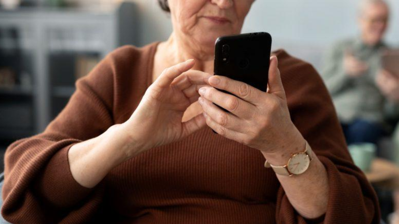 Personas adultas mayores frente a las noticias falsas: ¿cómo identificarlas?