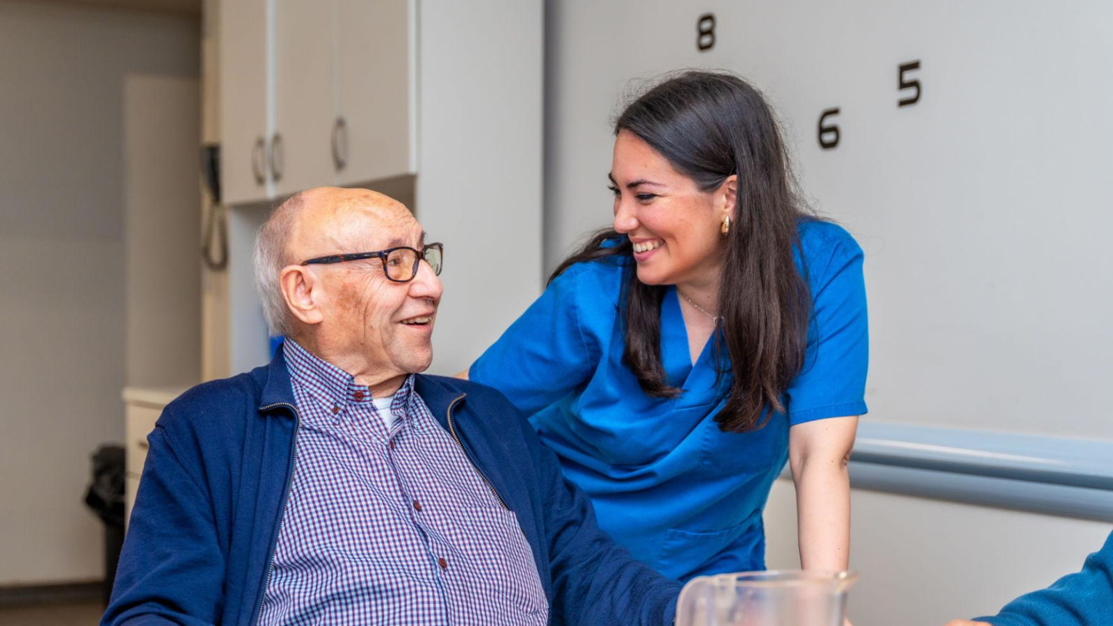 Guía para familias: cómo verificar si el hogar de larga estancia de su familiar cumple con la ley en Costa Rica