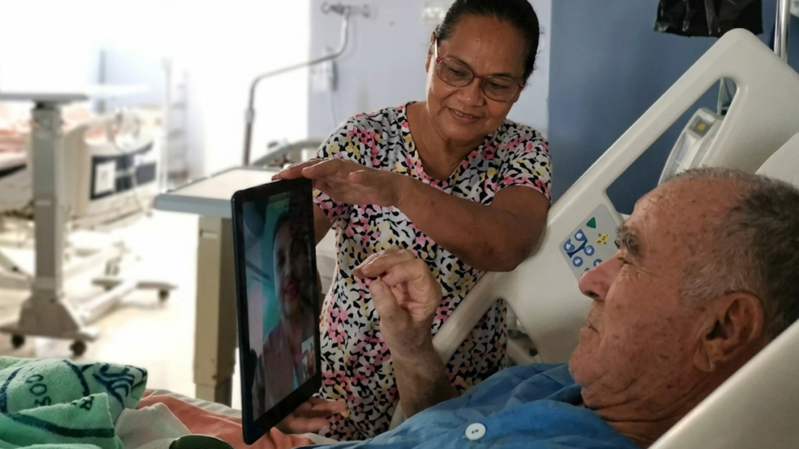 Un acompañante en el hospital: el derecho que protege a las personas mayores y que pocas familias conocen