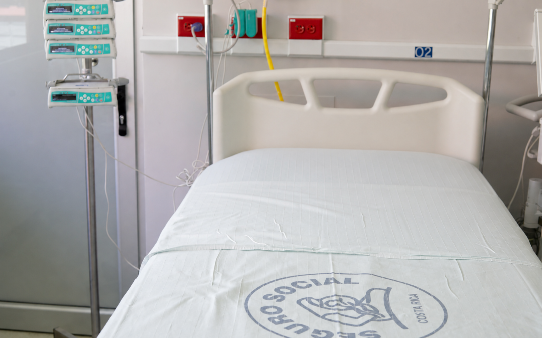Una persona adulta mayor murió esperando un cateterismo urgente: una denuncia interna sacude a la CCSS