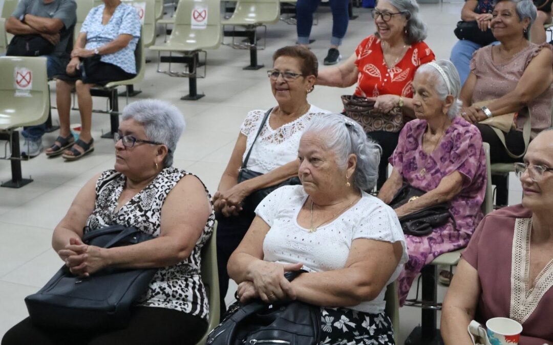 Rampas y ascensores que aprueban; un trato que reprueba. Lo que un estudio de la UNA revela sobre cómo cuida el país a su gente mayor.