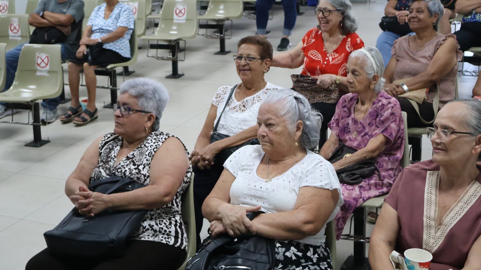 Rampas y ascensores que aprueban; un trato que reprueba. Lo que un estudio de la UNA revela sobre cómo cuida el país a su gente mayor.