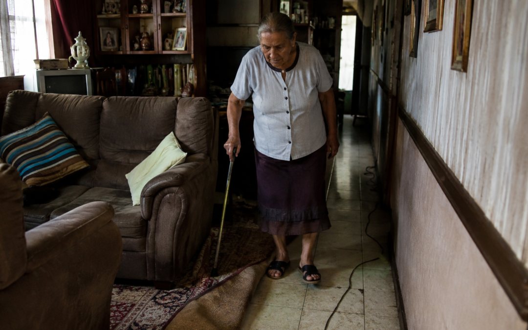 ¿Su casa está preparada para su vejez? Los obstáculos reales de envejecer en el hogar